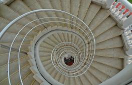 Як зробити сходи із забіжними сходами: детальний інструктаж з самостійного збирання Двомаршеві сходи із забіжними сходами своїми руками